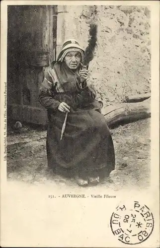 Ak La Celle Auvergne Puy de Dôme, rauchende alte Spinnerin