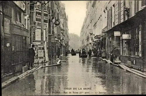 Ak Paris VI, Rue de Seine, Hochwasser 1910, Anwohner auf Stegen, Boote, überschwemmte Straße