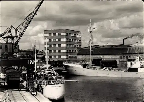 Ak Gdynia Gotenhafen Pommern, Hafen, Schiffe, Kran