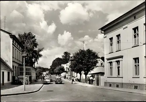 Ak Feldberg in Mecklenburg, Partie an der Strelitzer Straße, Autos