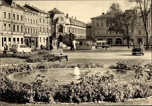 Ak Meiningen in Thüringen, Platz der Republik mit Springbrunnen und parkenden Automobilen