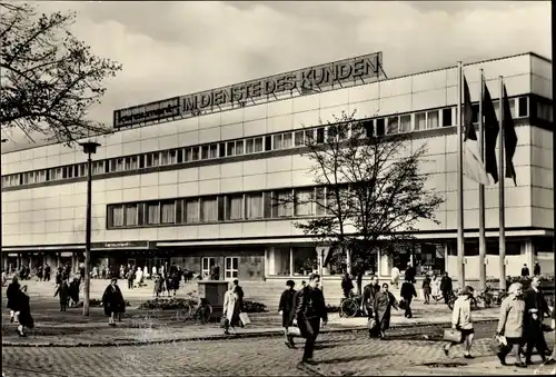 Ak Cottbus in der Niederlausitz, Konsument Warenhaus, Im Dienste des Kunden