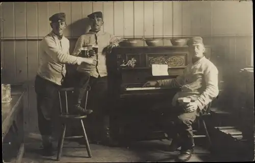 Foto Ak Deutsche Soldaten in Uniform, Klavier, Biergläser