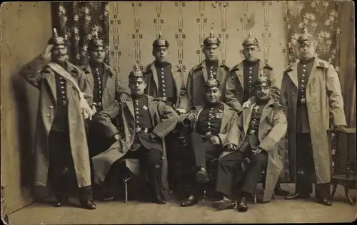 Foto Ak Deutsche Soldaten in Uniform, Pickelhauben, Mäntel