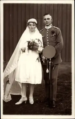 Foto Ak Offizier in Uniform mit seiner Braut, Hochzeit, Erich