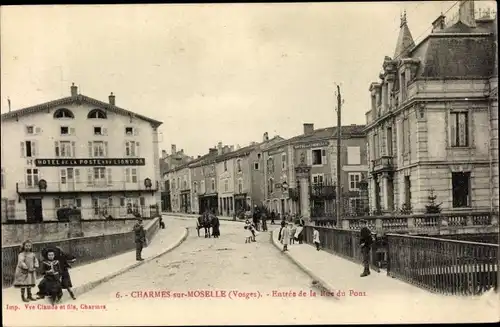 Ak Charmes sur Moselle Vosges, Entree de la Rue du Pont, Brücke, Hotel