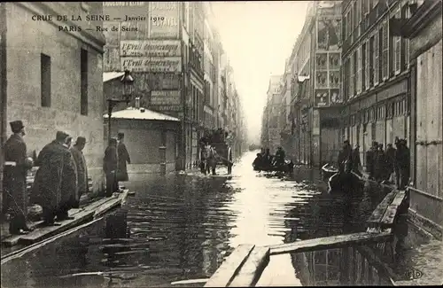 Ak Paris VI, Rue de Seine, Hochwasser 1910, Anwohner auf Stegen, überschwemmte Straße