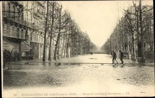 Ak Paris IX, Inondations 1910, Hochwasser, Passerelle Boulevard d'Haussmann, Menschen auf Steg