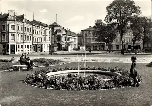 Ak Meiningen in Thüringen, Platz der Republik, Springbrunnen