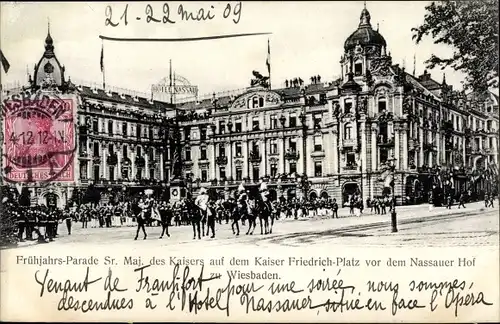 Ak Wiesbaden in Hessen, Frühjahrsparade Sr. Maj. des Kaisers auf dem Kaiser Friedrich-Platz