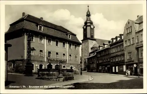 Ak Ilmenau in Thüringen, Blick auf Brunnen an der alten Stadtapotheke