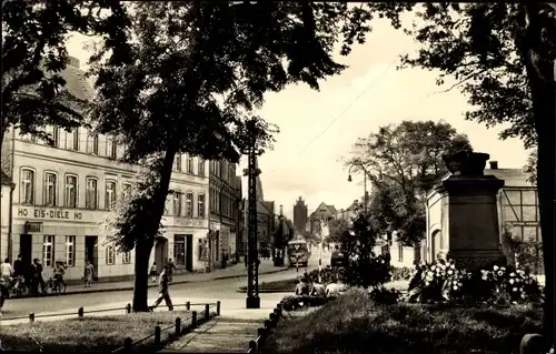 Ak Demmin in Vorpommern, Straßenpartie Clara-Zetkin-Straße, Eisdiele, Bus