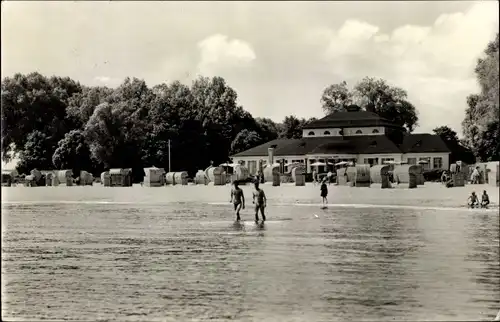 Ak Ueckermünde in Mecklenburg Vorpommern, Strandbad, Strandkörbe