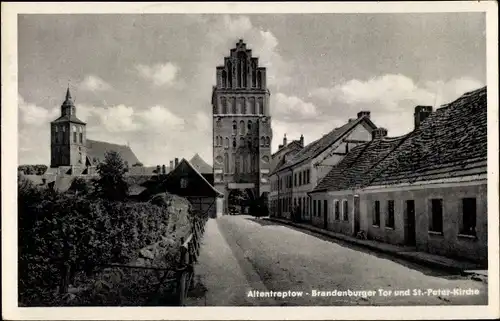 Ak Altentreptow in Mecklenburg Vorpommern, Blick auf Brandenburger Tor und St.-Peter-Kirche