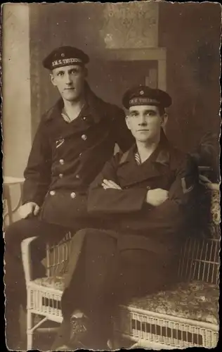 Foto Ak Zwei deutsche Seemänner in Uniform, SMS Thüringen