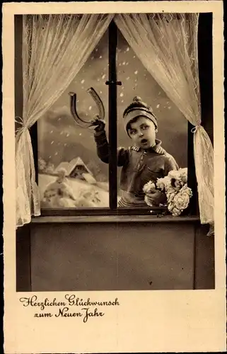 Ak Glückwunsch Neujahr, Junge steht vor dem Fenster, Hufeisen, Blumen