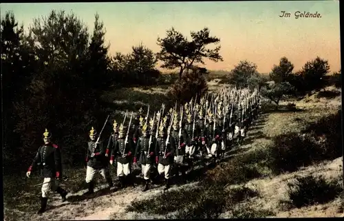 Ak Deutsche Soldaten in Uniformen beim Marschieren, Im Gelände