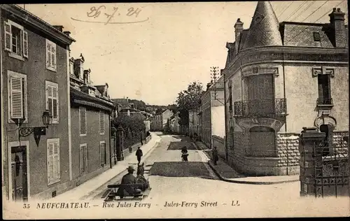 Ak Neufchâteau Lothringen Vosges, Rue Jules Ferry, Kutsche, Straßenansicht