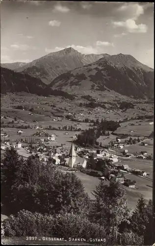 Ak Gessenay Gstaad Saanen Kanton Bern, Dorfansicht von oben , Berge