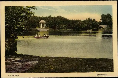 Ak Krefeld am Niederrhein, Stadtwald, Blick über den See zur Brücke und Pavillon, Boot