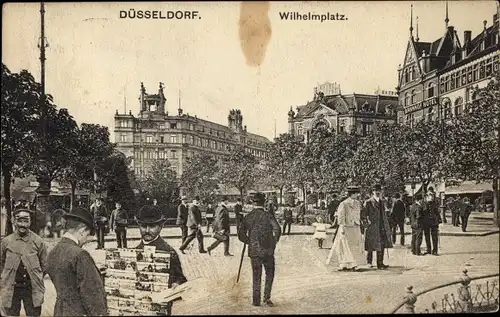 Ak Düsseldorf am Rhein, Wilhelmsplatz, Ansichtskartenverkäufer