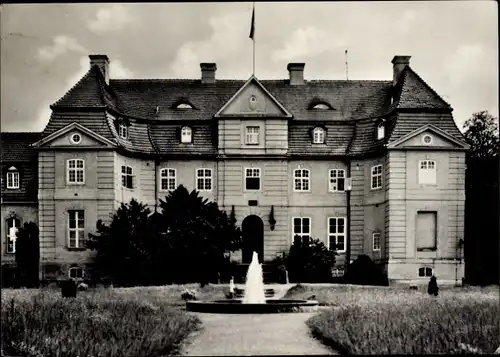 Ak Karlsburg in Vorpommern, Gebäude mit Springbrunnen