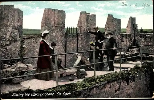 Ak Blarney County Cork Irland, Blarney Castle, Kissing the Blarney Stone