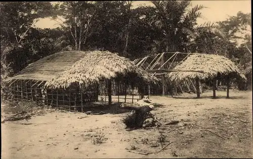 Ak Batitu DR Kongo Zaire, Huttes Batitu en construction, Opbouwen der Batitu huizen. Musée Congo