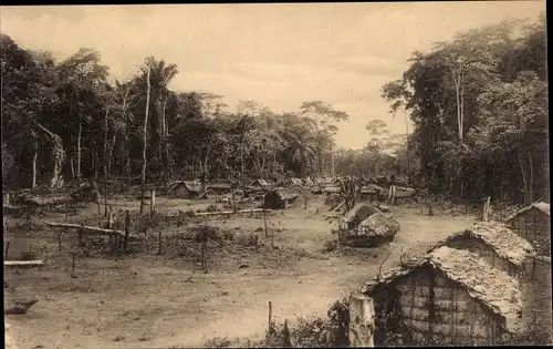 Ak Batitu DR Kongo Zaire, Village Batitu au milieu de la forêt, Batitu dorp in het woud