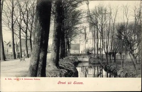 Ak Sloten Friesland Niederlande, Dorfpartie, Kanal, Kirche im Hintergrund