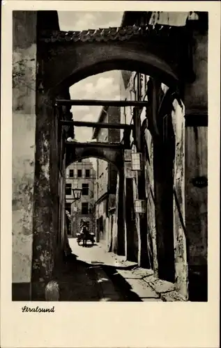 Ak Stralsund in Vorpommern, Bechermacherstraße, Durchgang, Kutsche