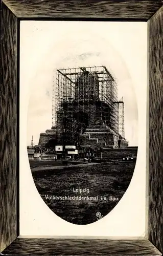 Präge Passepartout Ak Leipzig, Völkerschlachtdenkmal im Bau
