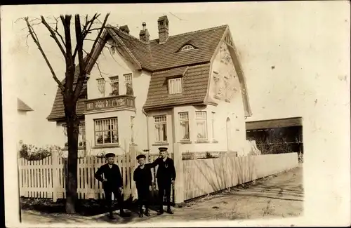 Foto Ak Moisling Hansestadt Lübeck, Jungen vor einem Wohnhaus