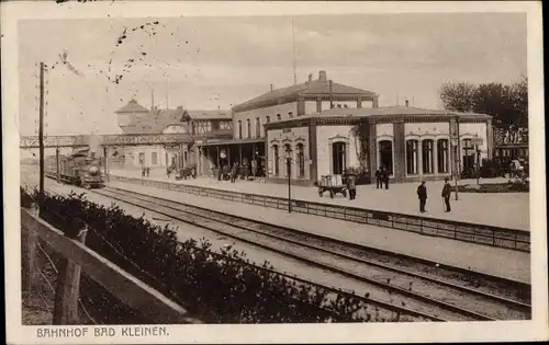 Ak Bad Kleinen in Mecklenburg, Bahnhof, Gleisseite, Wasserturm