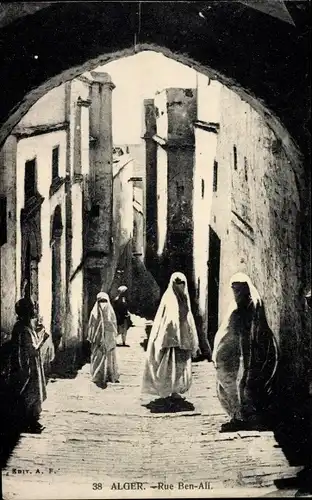 Ak Algier Alger Algerien, Rue Ben Ali, Straßenpartie, verschleierte Frauen
