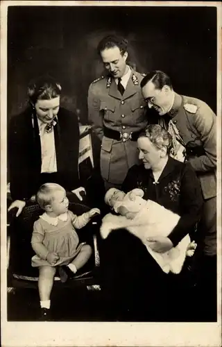 Ak König Leopold III., Juliana, Königin Wilhelmina der Niederlande, Prinz Bernhard, Uniform