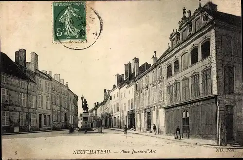 Ak Neufchateau Vosges, Place Jeanne-d'Arc, Denkmal, Platz