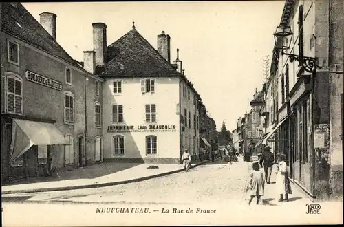 Ak Neufchâteau Lothringen Vosges, Rue de France