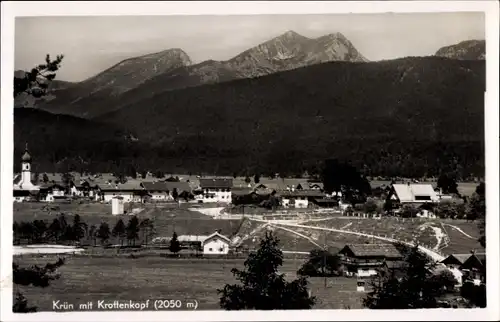 Ak Krün in Oberbayern, Gesamtansicht mit Krottenkopf