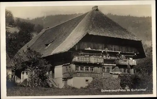 Ak Gutach im Breisgau Schwarzwald, Schwarzwaldhaus im Gutachtal