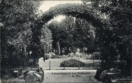 Ak Kaiserslautern in der Pfalz, am Stadtpark, Bogendurchgang aus Pflanzen, Blick auf einen Brunnen