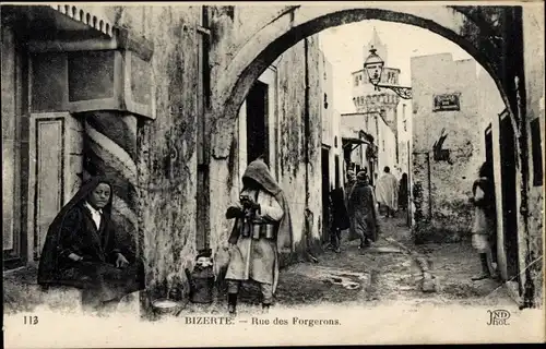 Ak Bizerte Tunesien, Rue des Forgerons, Einwohner, Straßenansicht