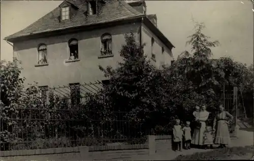 Foto Ak Waldenburg in Sachsen, Wohnhaus, Bismarckstraße 3, Frauen mit Kindern