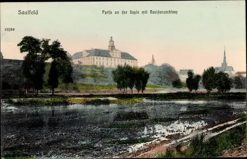 Ak Saalfeld an der Saale Thüringen, Partie an der Saale mit Residenzschloss