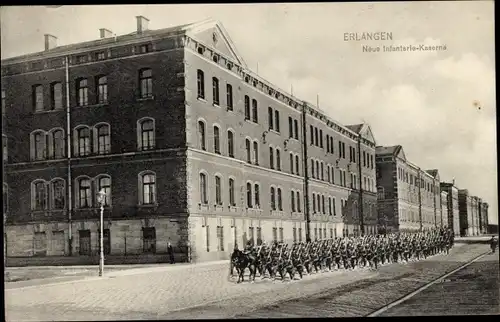 Ak Erlangen in Mittelfranken Bayern, Neue Infanterie Kaserne, marschierende Soldaten