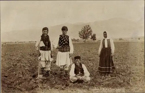 Foto Ak Mazedonische Serben, Personen in Trachten auf einem Feld