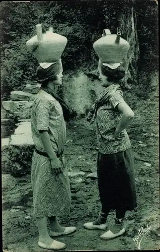 Ak Pays Basque, Causette à la Fontaine