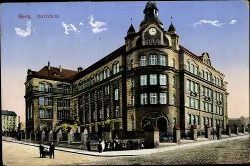 Ak Gera in Thüringen, Straßenpartie an der Ostschule