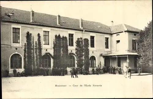 Ak Mirecourt Lothringen Vosges, Cour de l'Ecole Normale