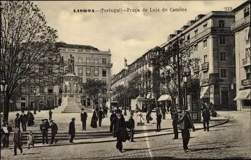 Ak Lisboa Lissabon Portugal, Praca de Luiz de Camoes, Platz, Standbild, Passanten